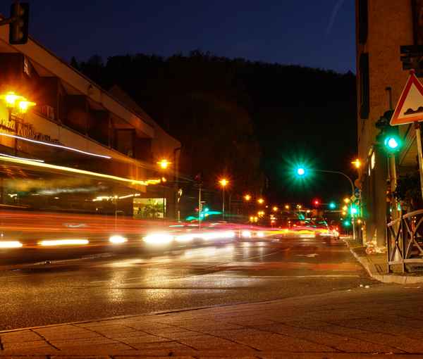 Abendverkehr mit Ampel