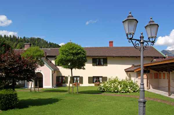 Mittenwald - Kirche Sankt Peter und Paul - Innenhof - Pfarrhaus