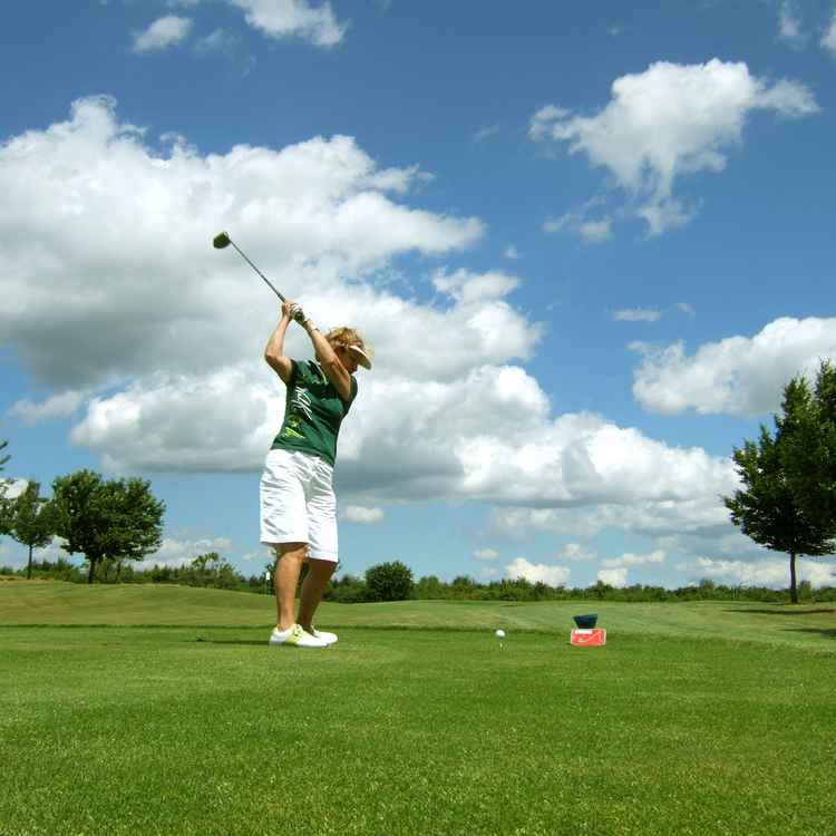 Golferin beim Abschlag