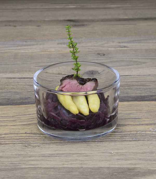 Rehrücken auf Rotkohl und Schupfnudeln