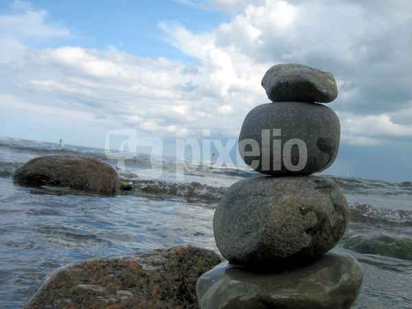 4 heilige Steine am Strand