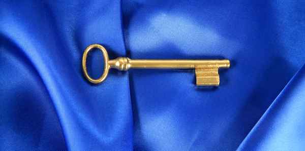 Goldener Schlüssel mit blau