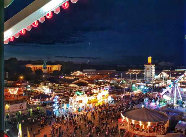 Wiesn bei Nacht