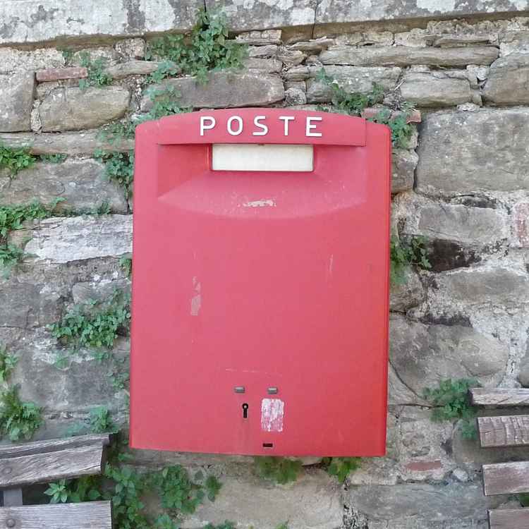 Briefkasten in rot
