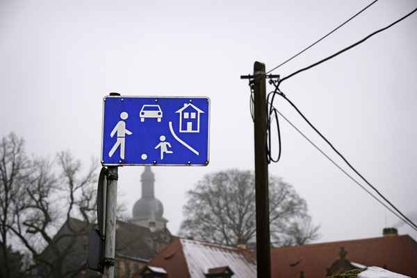 Hinweisschild spielende Kinder