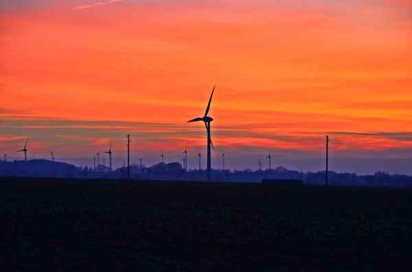WIND-KRAFT- ENERGIE im Sonnenuntergang 1