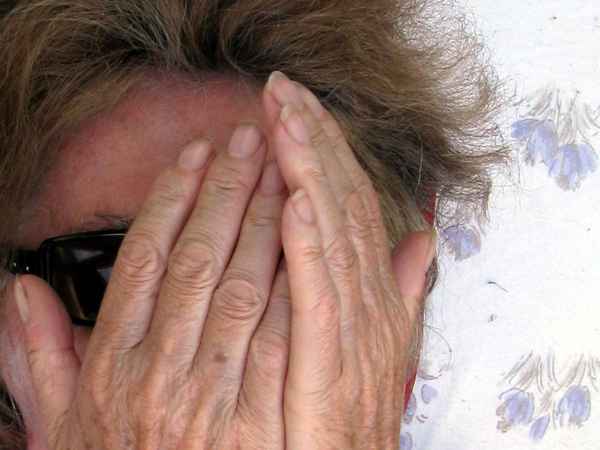 Fingern vorm Gesicht