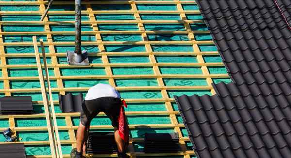 Dachdecker bei der Arbeit