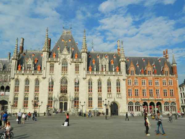 Landgericht und Post auf dem Marktplatz von Brügge