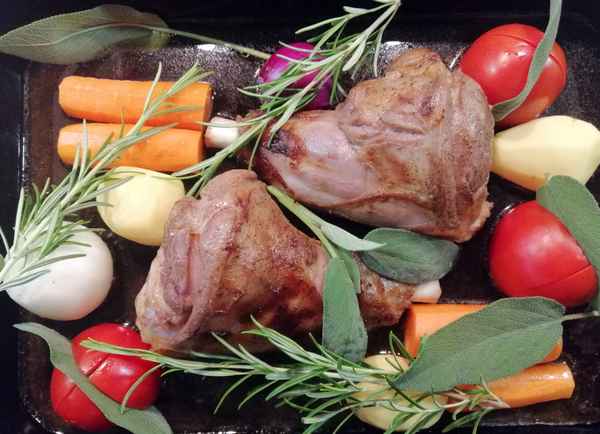 Lammhaxen mit Rosmarin und Salbei