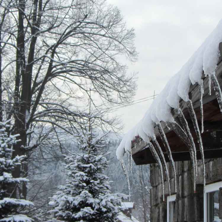 Eiszapfen an Dach