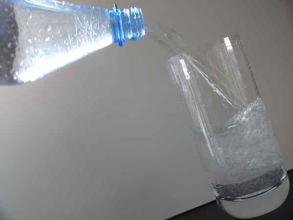 Glas Wasser .
