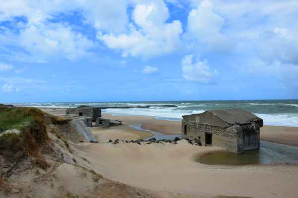 Kriegszeugen versinken im Sand
