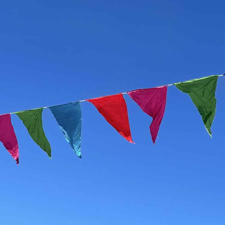 Bunte Wimpel vor blauem Himmel