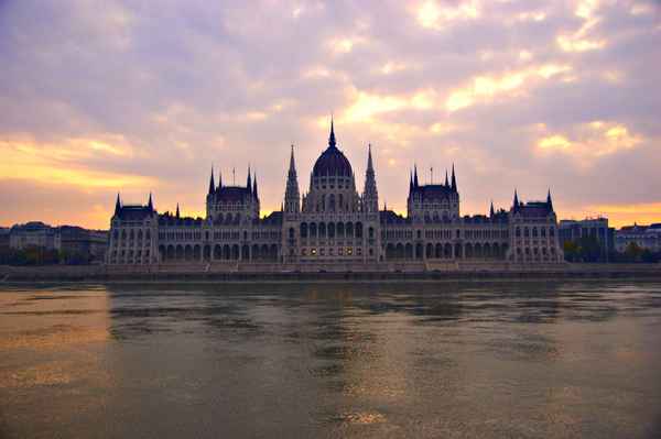 Die Fassade des Parlaments