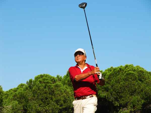 Seniorengolfer beim Abschlag_1