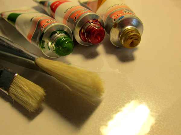 Farbtuben und Pinsel