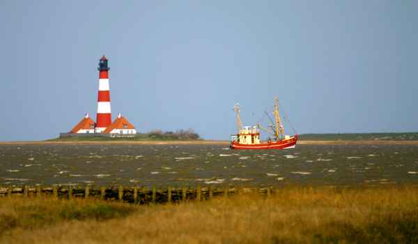 Krabbenkutter am Westerhever Leuchtturm