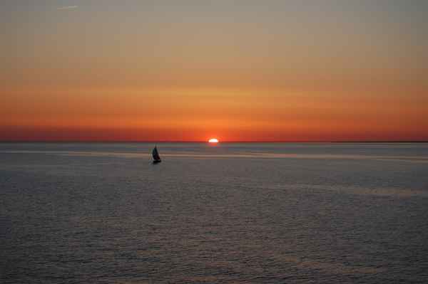 Segeln in den Sonnenuntergang