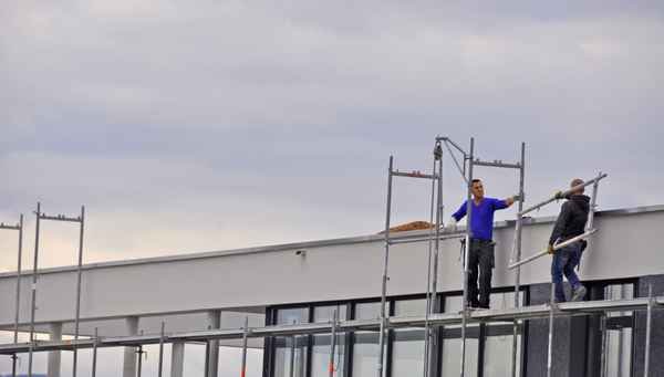 Gerüstbauer in luftiger Höhe