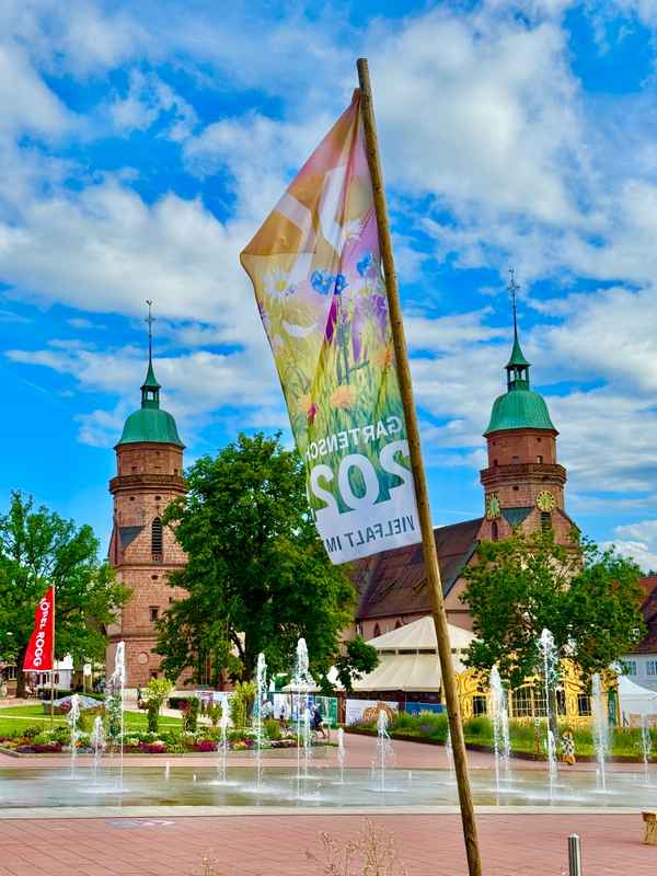 Stadtkirche, Font&auml;nen, Gartenschaufahne