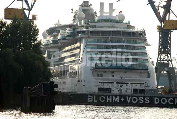 die - Jewel of the Seas - im Dock