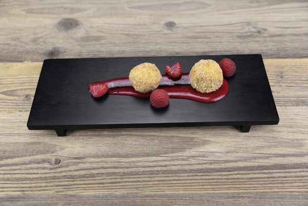 Topfenknödel auf Himbeersoße