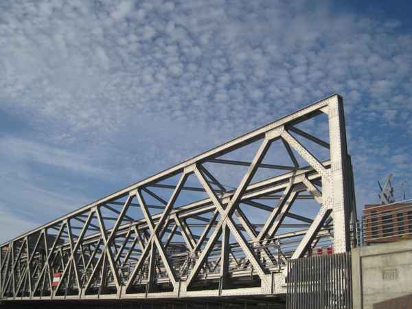 Neue Magdeburger Brücke mit Überseealle /HafenCity