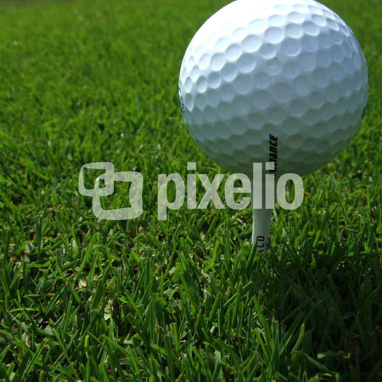 Golfball auf dem Tee