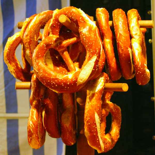 Laugenbrezel aufgehängt