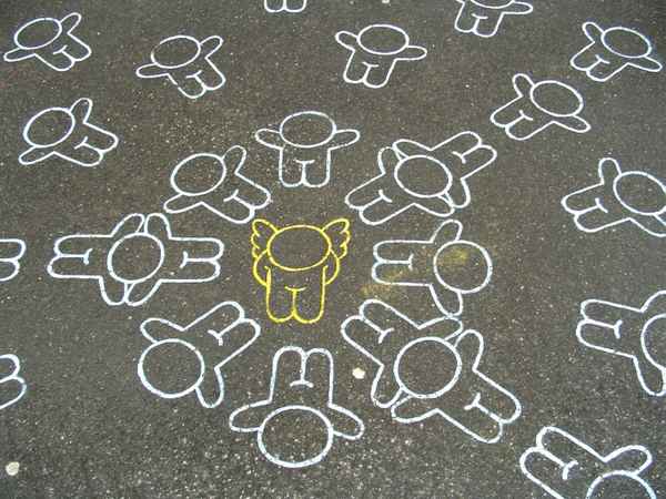 Engel auf dem Gehweg