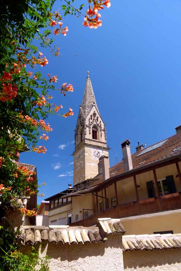 Kirchturm Pfarrkirche zu Tramin (Südtirol)