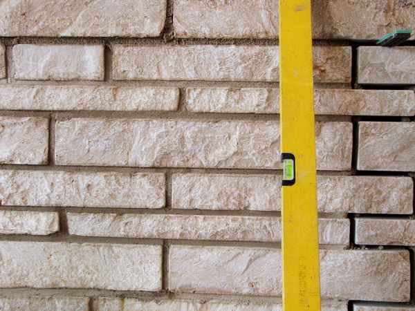 Bauen - Natursein-Vorsatzwand mit Wasserwaage 2