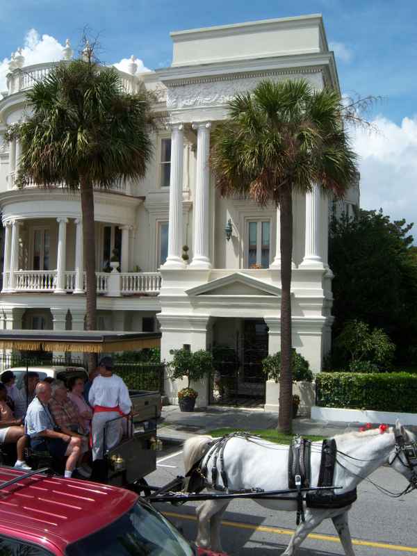 Ein Haus in Charleston mit Pferdekutsche