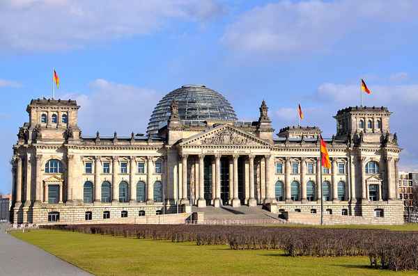 "Dem deutschen Volke"