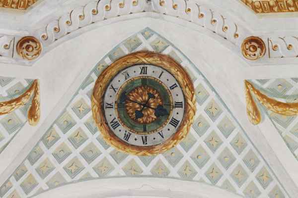 Kirchenuhr im Innenraum der Kirche