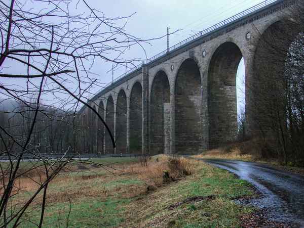 Viadukt an einem Regentag im Februar
