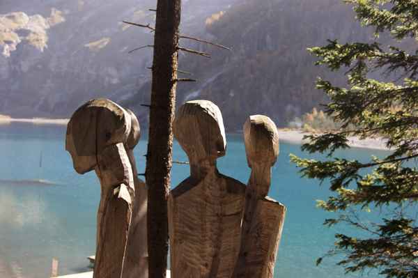 Holzfiguren  am Oeschinensee
