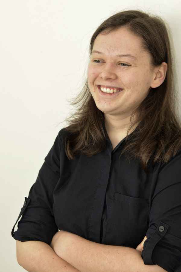 Junge Frau mit Pickeln, Akne