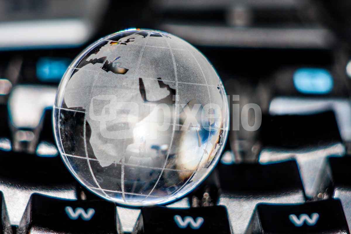 Weltkugel auf einer Tastatur