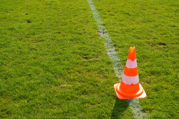 Hütchen auf Fußballfeld