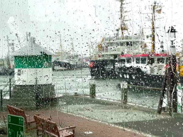 Regenwetter im Hafen von B&uuml;sum