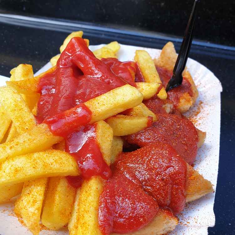 Pommes und Currywurst
