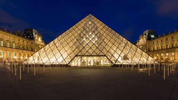 Pyramide des Louvre in Paris