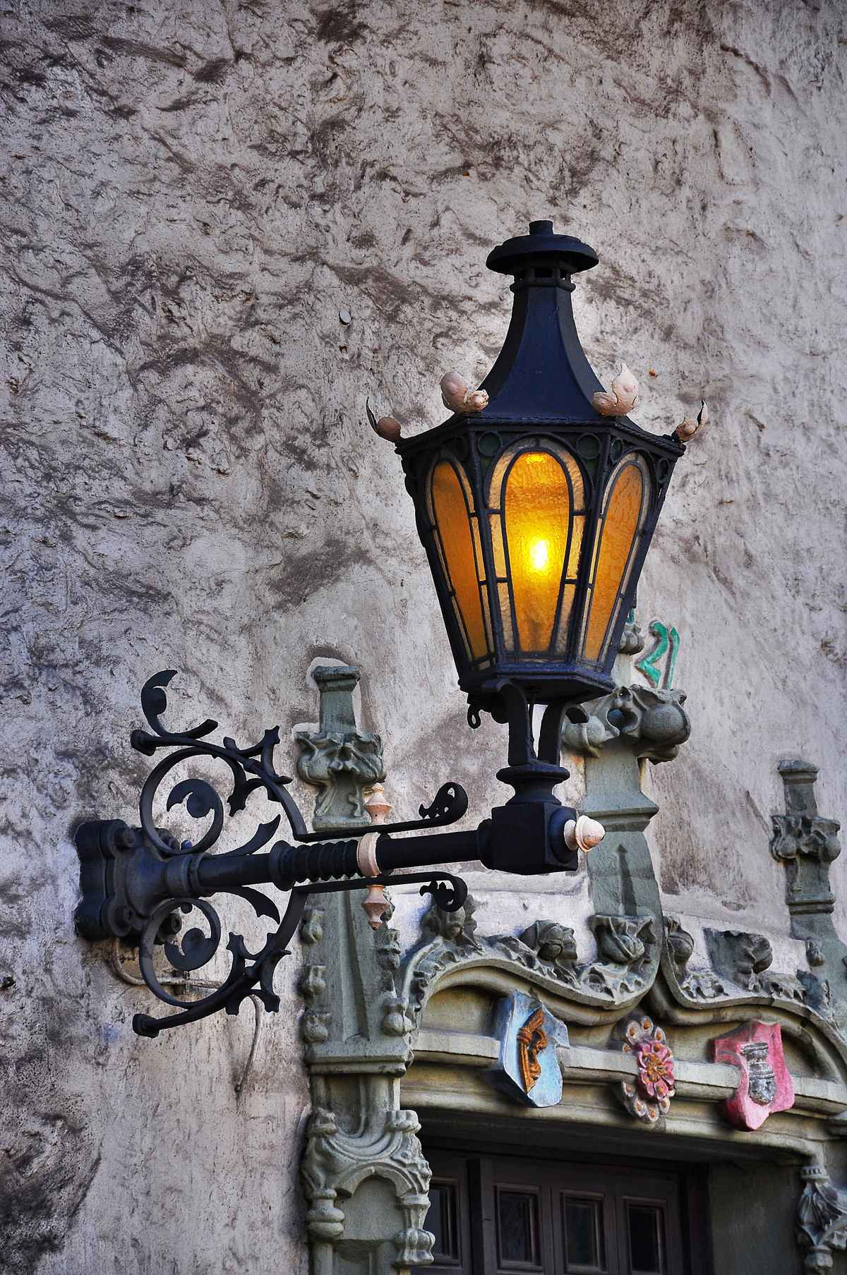 Lampe mit Verzierungen