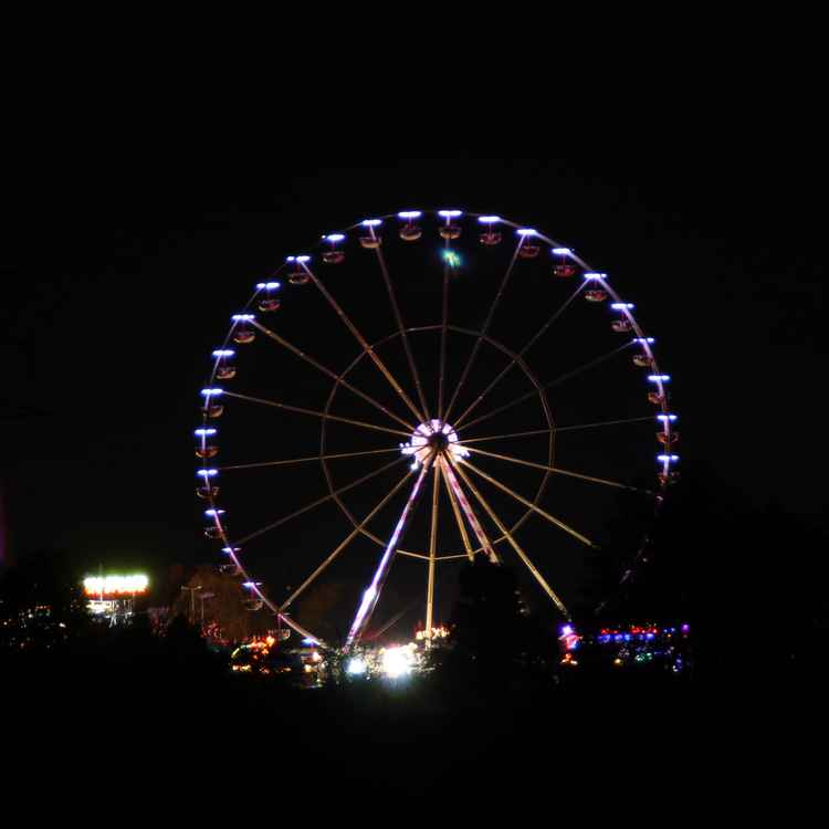 Ein Riesenrad am Abend