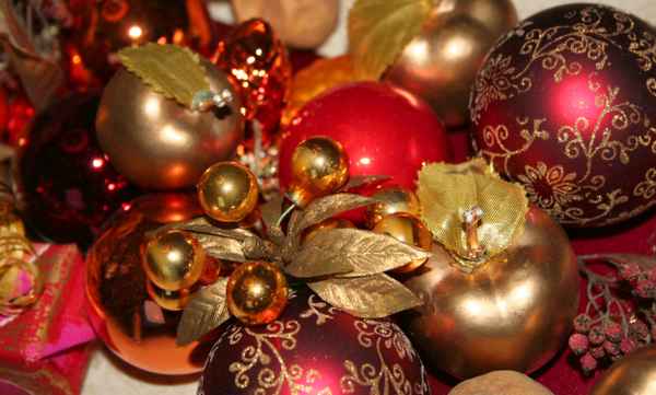 Weihnachtskugeln als Tischschmuck