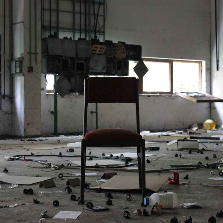 Lost place roter Stuhl 1