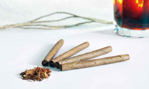 Zigarillos mit Tabak am Glas