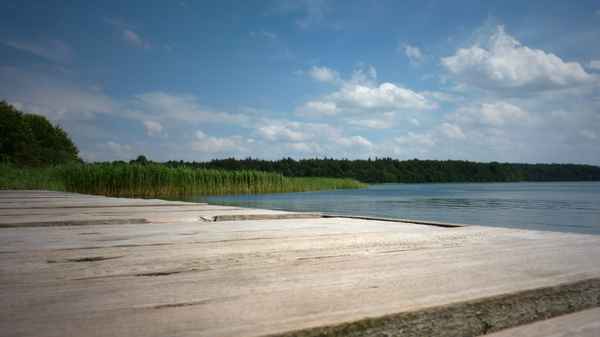 Auf dem Steg - Urlaub am See